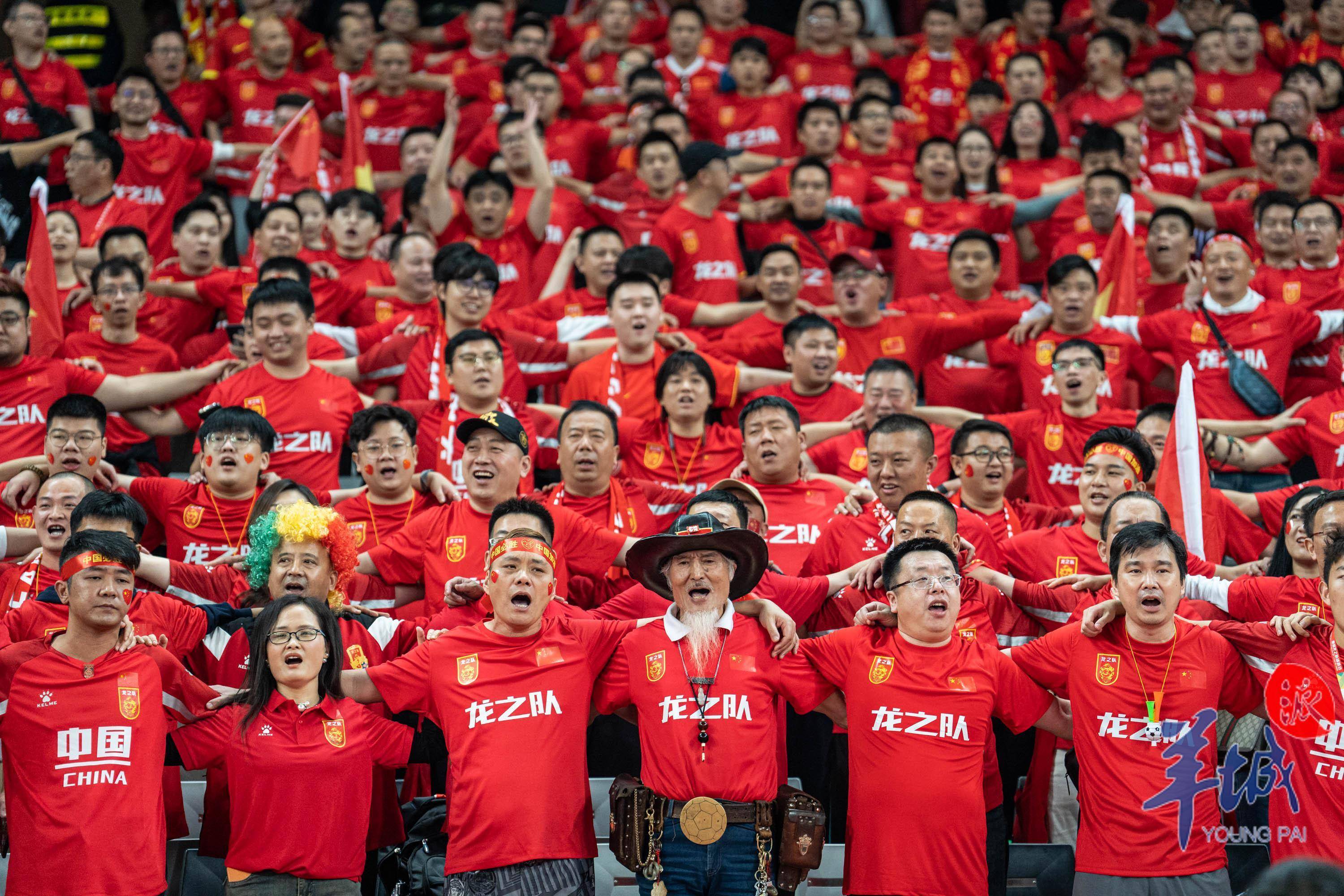 关于热血沸腾！球迷现场气氛火爆的信息