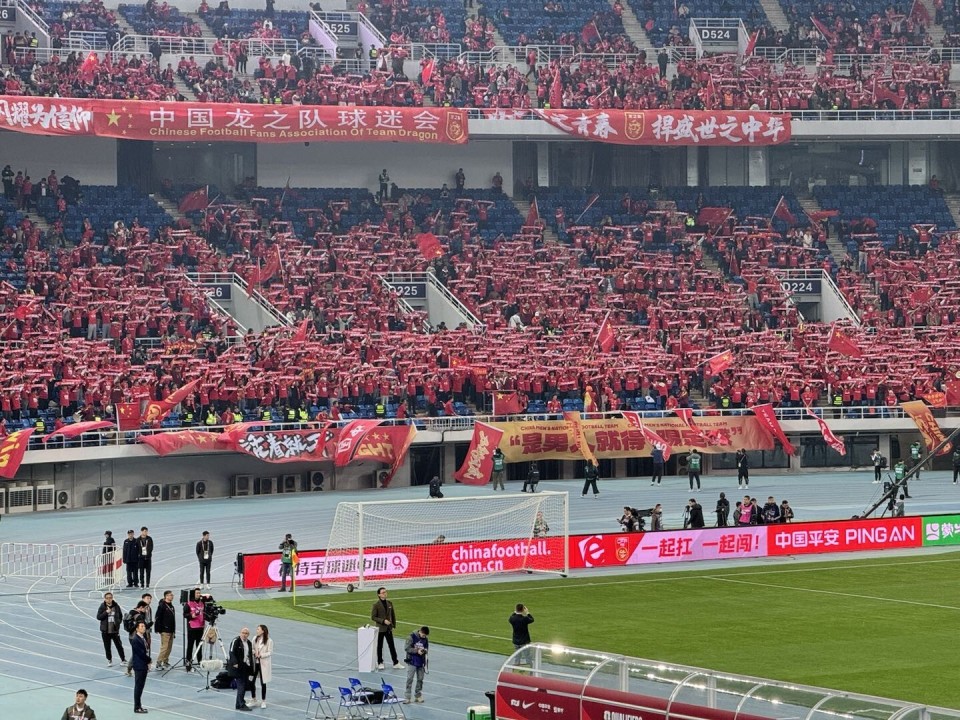 关于热血沸腾！球迷现场气氛火爆的信息